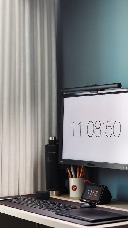 Jak skutecznie organizować przestrzeń pracy w domu dla większej produktywności