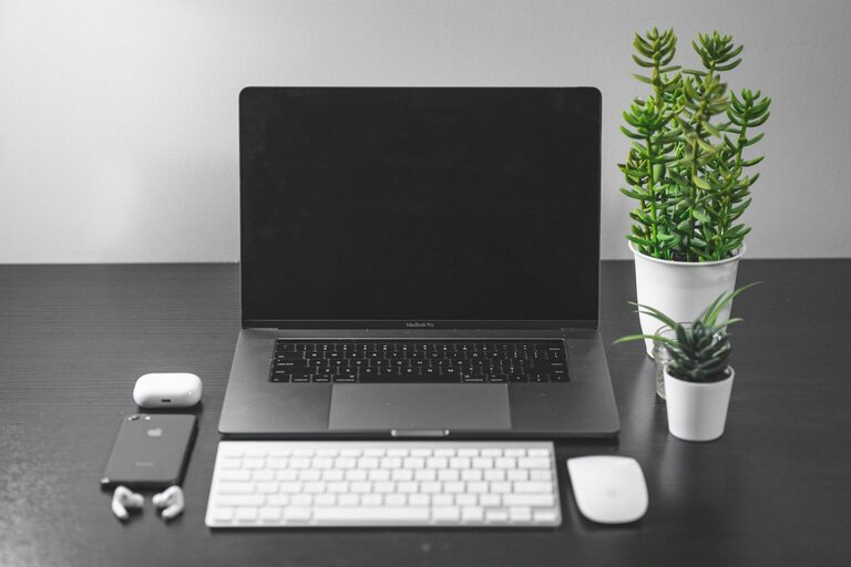 Praktyczne wskazówki dotyczące organizacji domowego biura dla większej produktywności