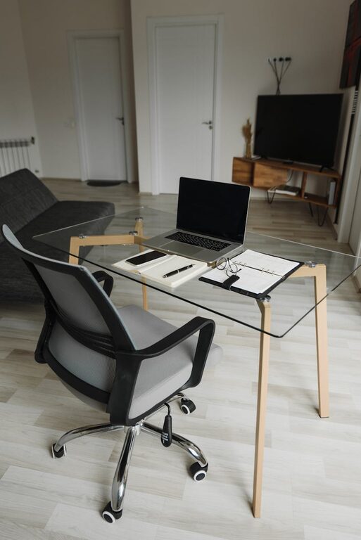 Jak efektywnie organizować przestrzeń roboczą w domu, aby zwiększyć produktywność i komfort pracy